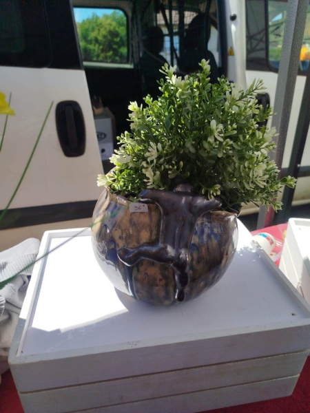 Cache pot personnage